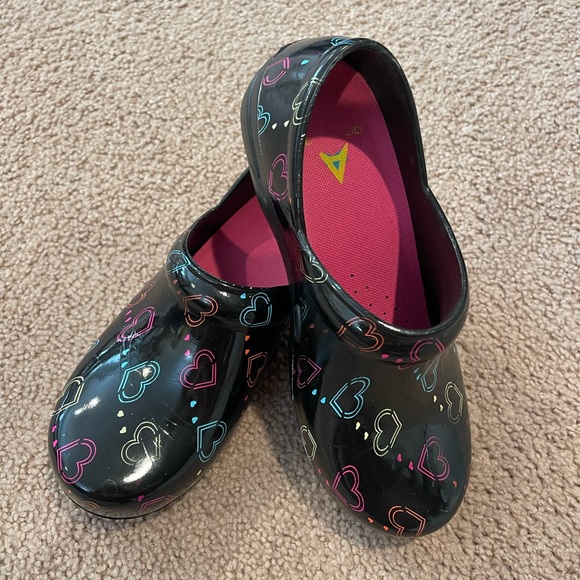 ANYWEAR Slip-Resistant Hearts Nurse Clogs For Women - Picture 1 of 7